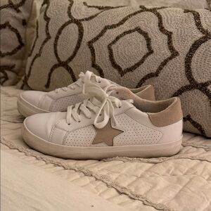 Steve Madden White and Tan Star Sneakers